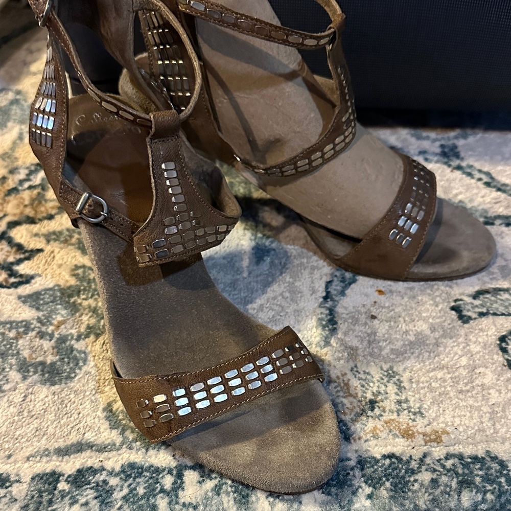 Colleen Cordero Brown Strappy Sandals with metallic accents